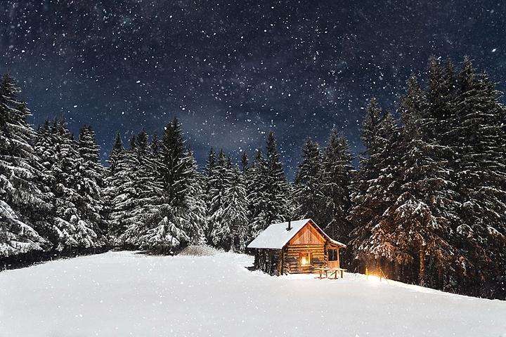 Зимовий будиночок в лісі онлайн пазл