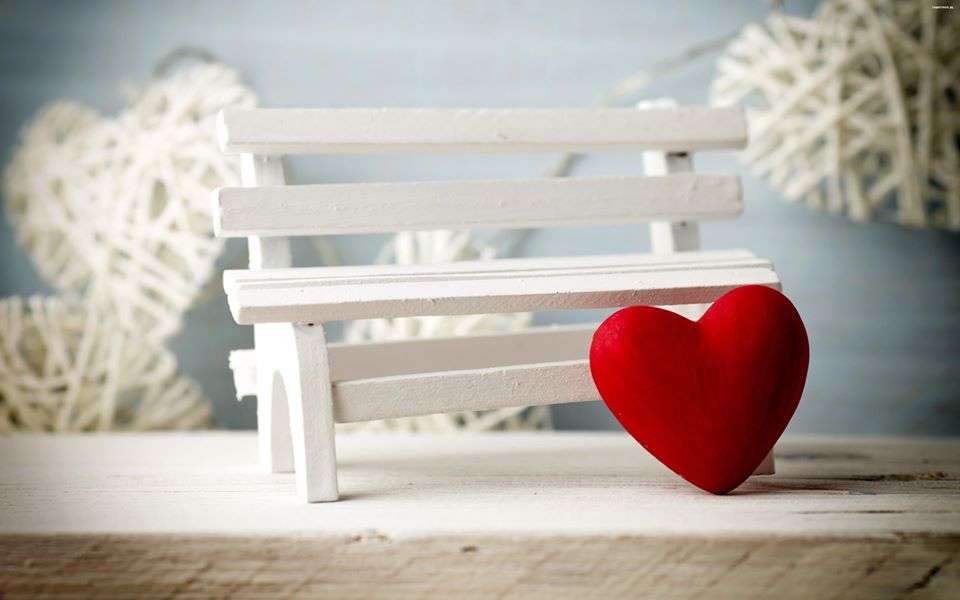 En vit bänk med ett hjärta fullt av kärlek pussel på nätet