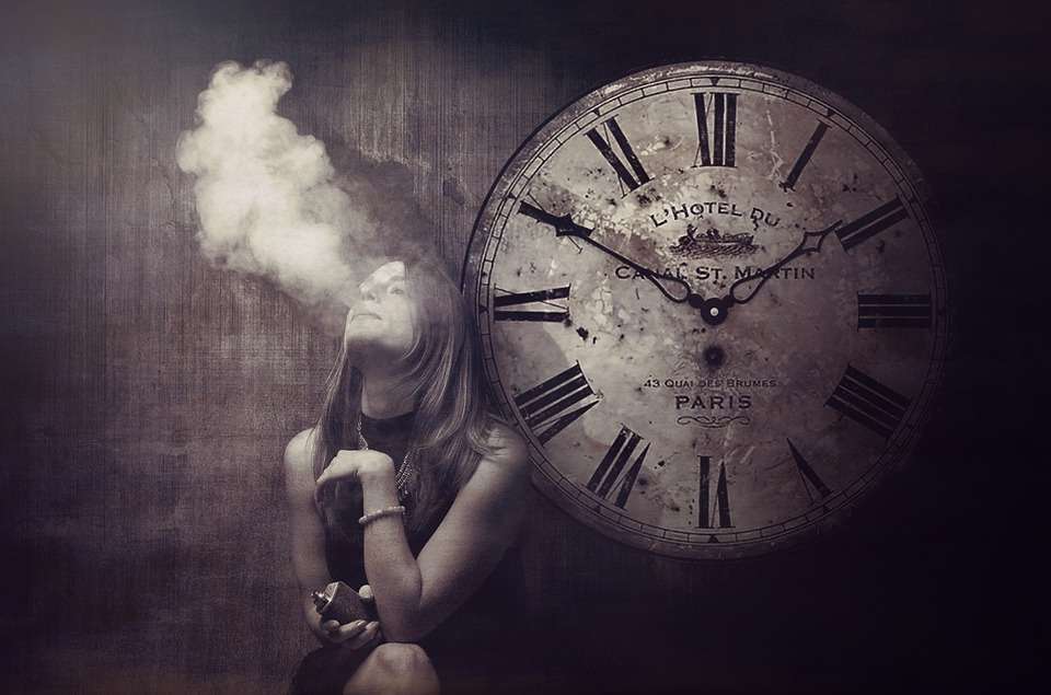 Mujer fumando en el reloj rompecabezas en línea