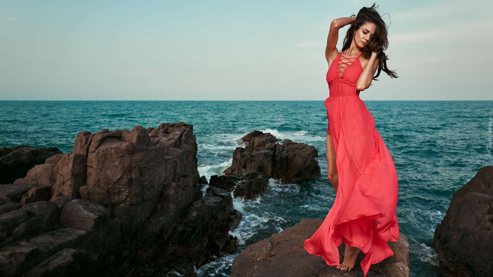 Chica en la roca con un vestido endeble rompecabezas en línea