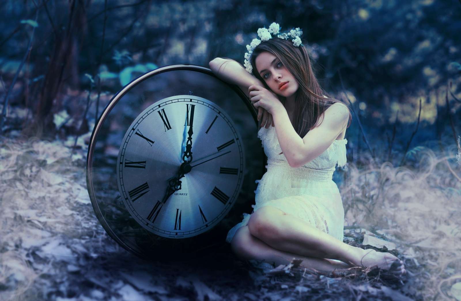 GIRL IN WHITE WITH A CLOCK jigsaw puzzle online