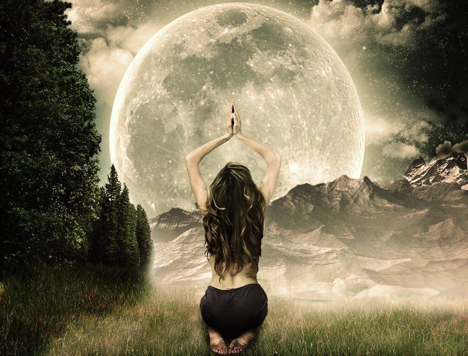 Egy nő imádkozik a Holdra kirakós online