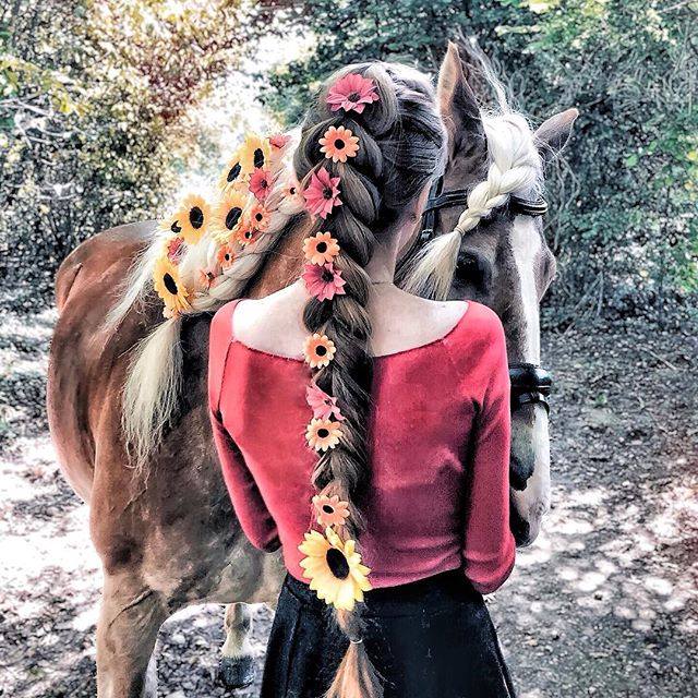 Häst och kvinna med blommor i håret pussel på nätet