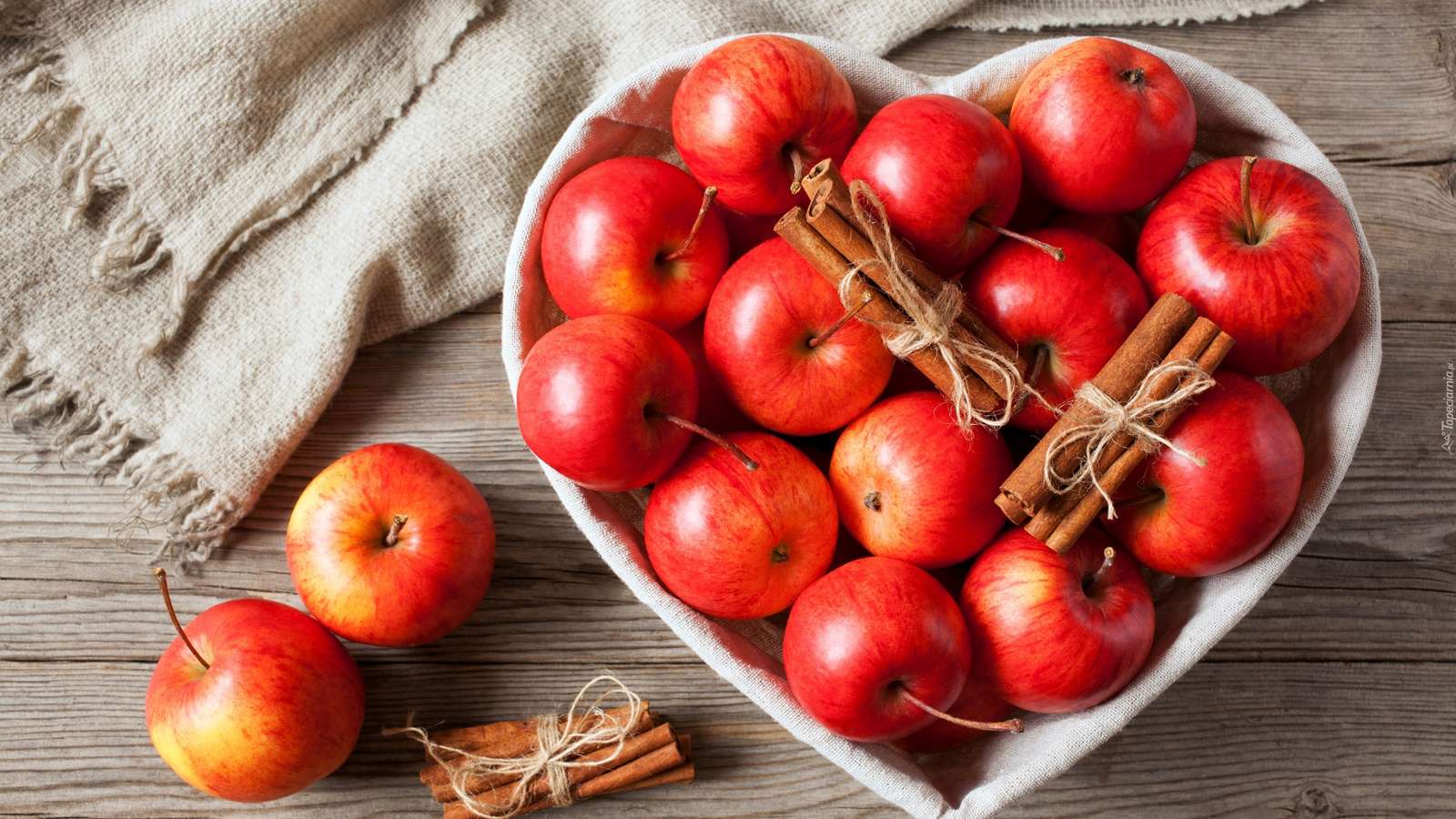Прелести за есен - ябълки с канела онлайн пъзел