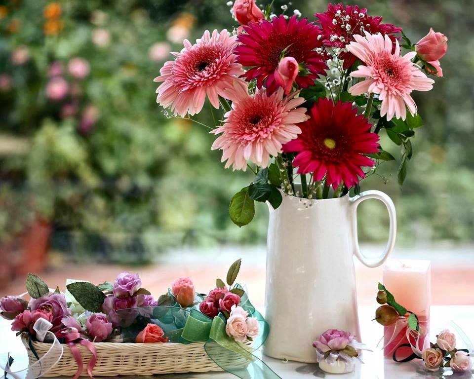 цветы в красочной вазе онлайн-пазл