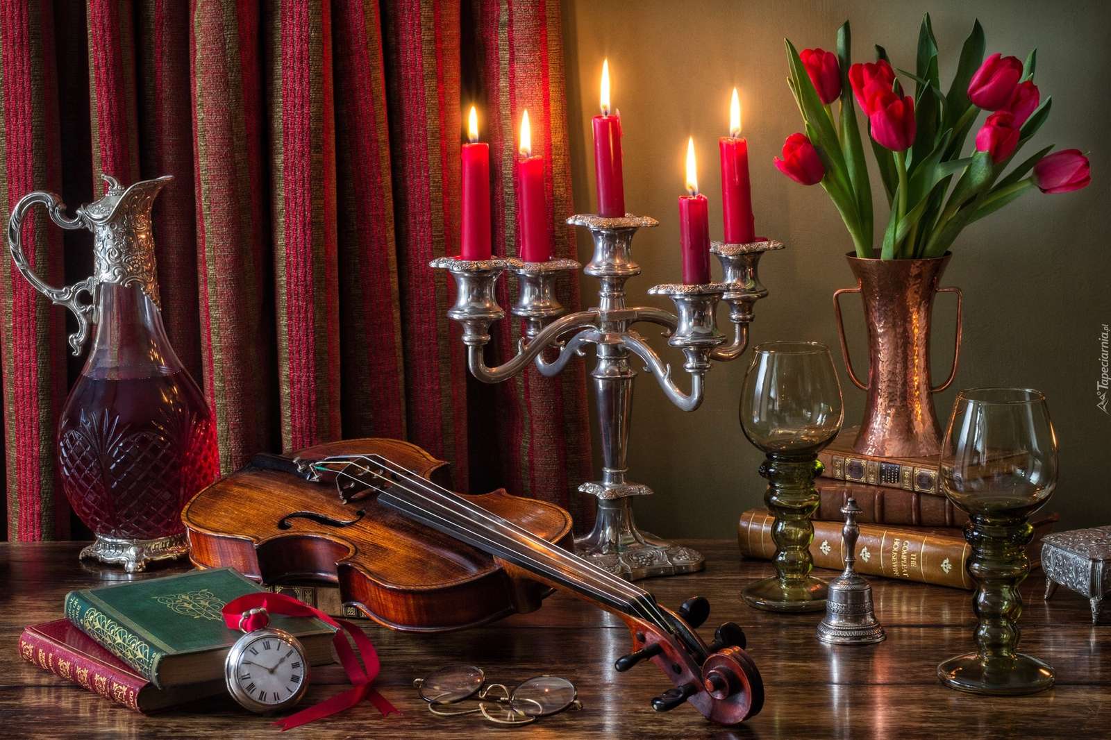 hegedű a gyertyatartó mellett, piros gyertyákkal online puzzle