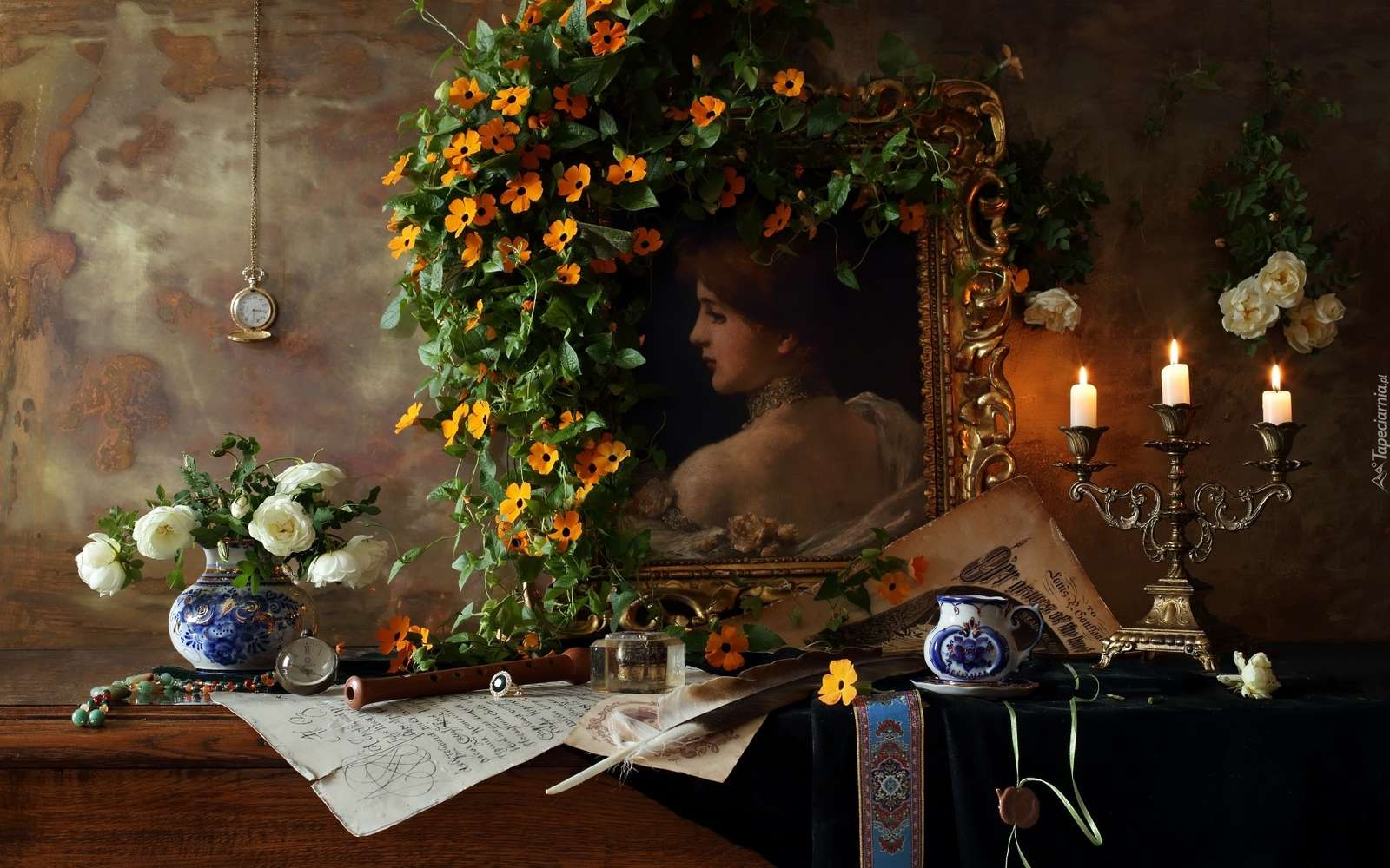 foto van een vrouw naast een kandelaar en bloemen legpuzzel online