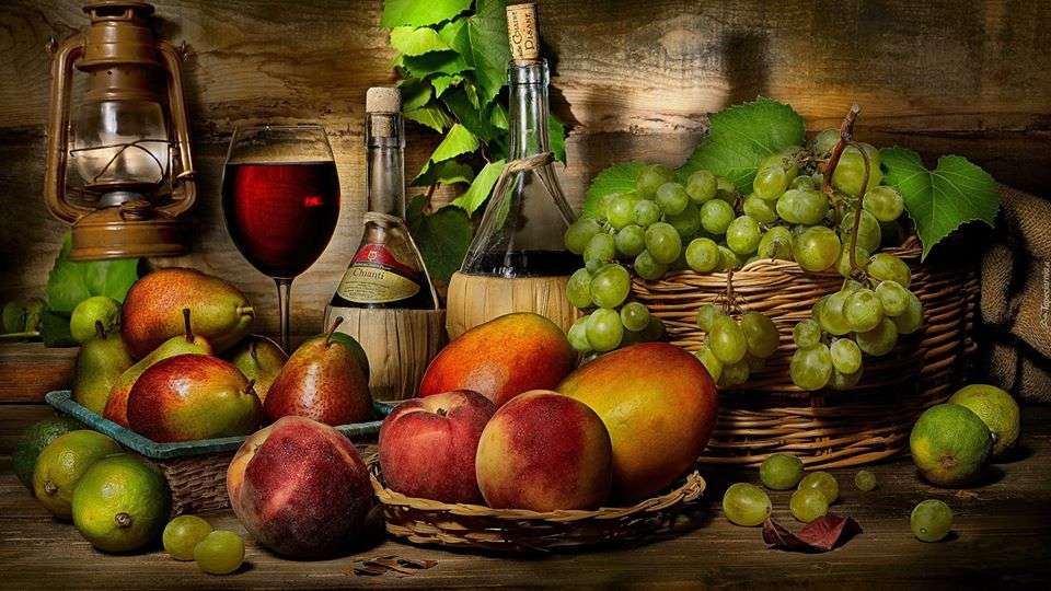 Ovoce vedle lampy a lahví vína online puzzle