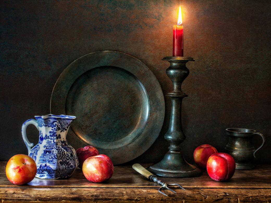 Композиция със стара маса със свещник и ябълки онлайн пъзел
