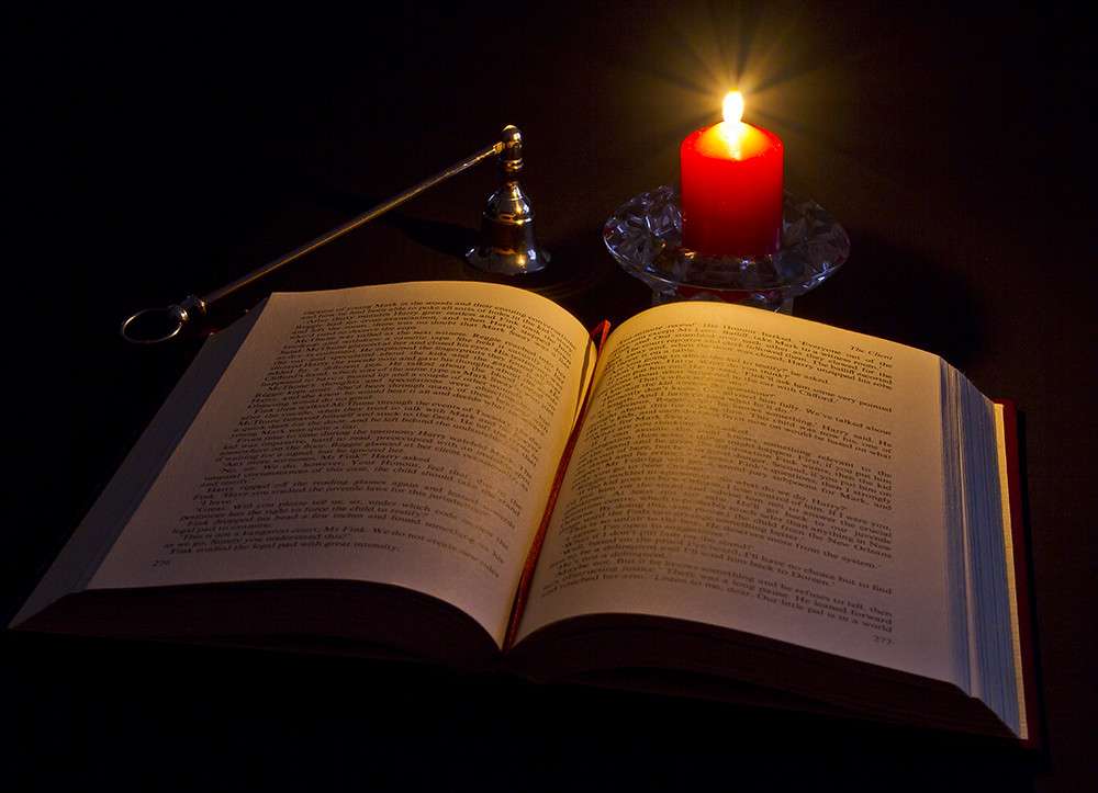 Чтение при свечах пазл онлайн
