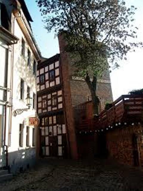 La torre inclinada de Toruń rompecabezas en línea