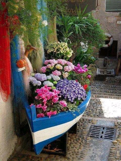 Barca cu flori jigsaw puzzle online