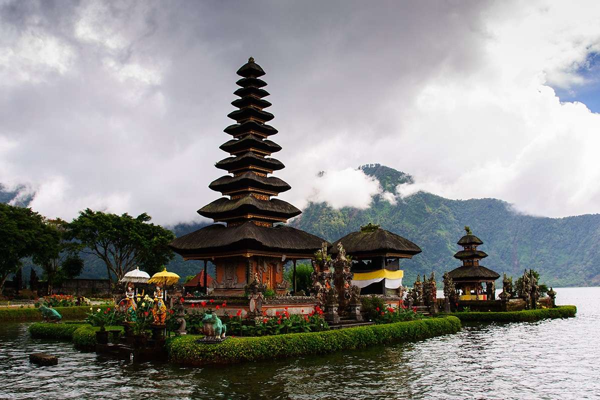 Chrám Ulun Danu Bratan, Indonésie skládačky online