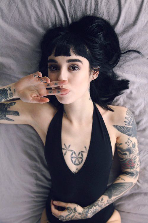 Chica tatuada rompecabezas en línea