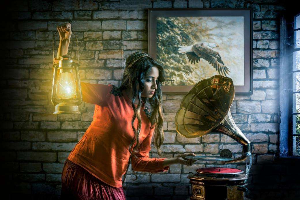 mulher com lâmpada de querosene pelo smartphone quebra-cabeças online
