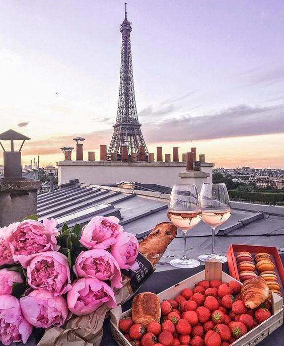 Цветы на фоне Парижа онлайн-пазл