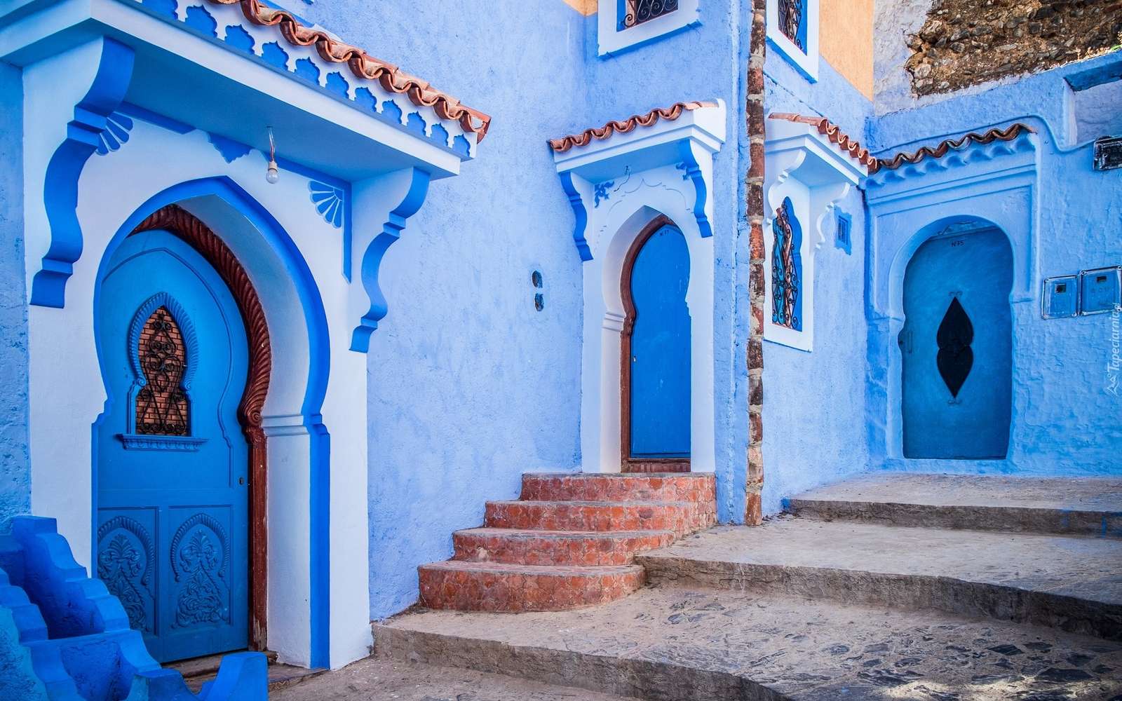 Ένας δρόμος και σπίτια στη μαροκινή πόλη Chefchaouen online παζλ