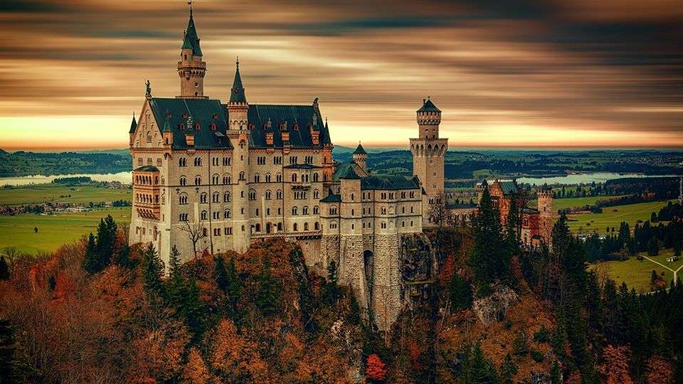 Schloss Neuschwanstein unter den Herbstbäumen Online-Puzzle