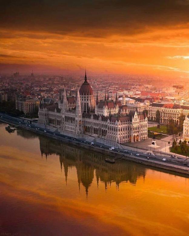 Восход солнца. Здание парламента в Будапеште пазл онлайн