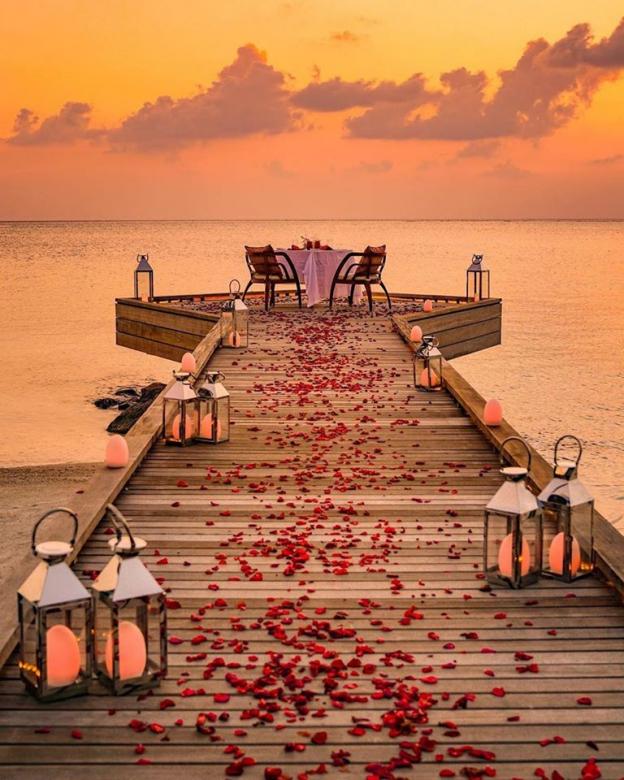 A perfect dinner in the Maldives online puzzle