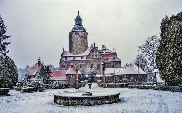 Czocha slott i vinterlandskap Pussel online