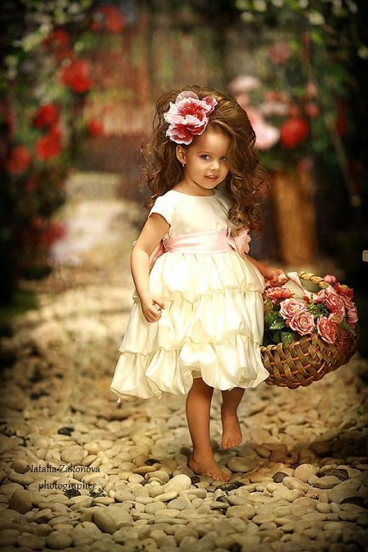 Flicka med en korg full av blommor pussel på nätet