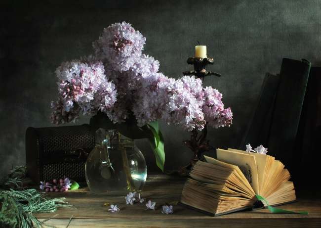 Hermosas flores en compañía de libros y un baúl rompecabezas en línea