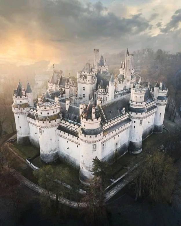 Vitt stort vackert slott Pussel online
