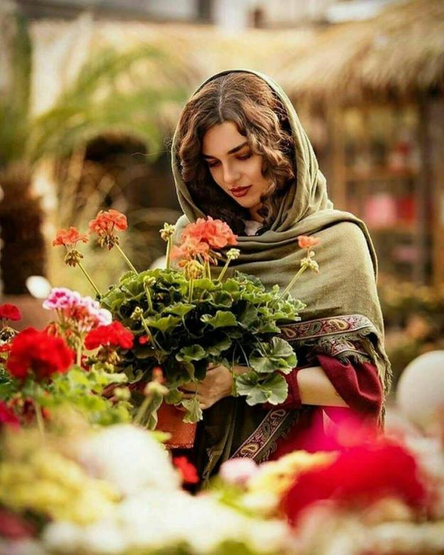 Una donna con fiori tra gli altri fiori puzzle online