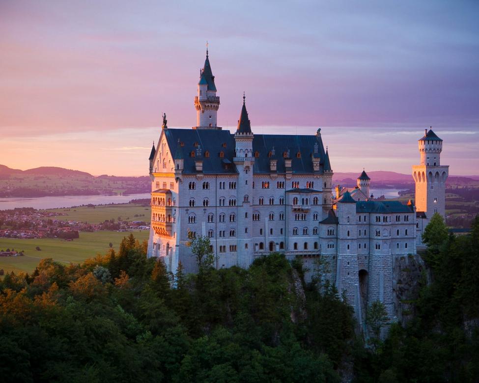 Schloss auf dem Sonnenunterganghintergrund Online-Puzzle