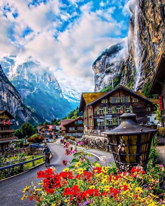 Waterfalls valley, Switzerland jigsaw puzzle online