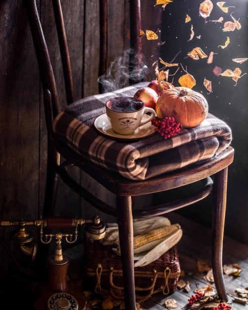 Herbstkaffee auf dem Stuhl Online-Puzzle