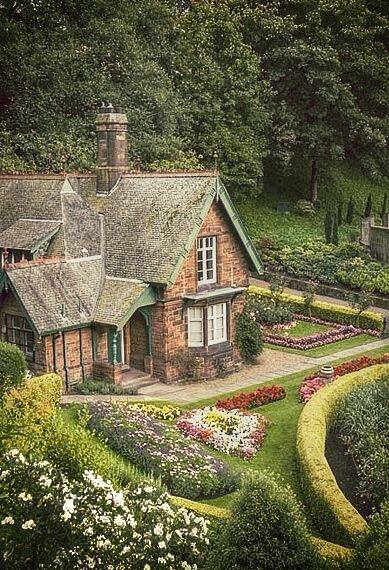 Cottage in a green corner online puzzle