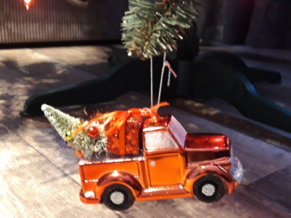 Kerst auto speelgoed op de kerstboom legpuzzel online