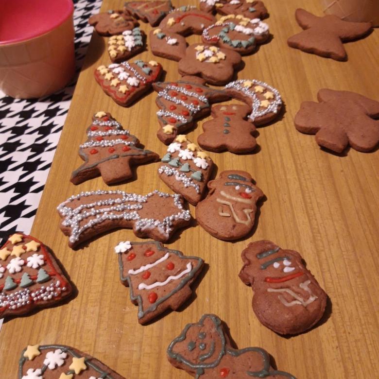 we decorate Christmas gingerbreads jigsaw puzzle online