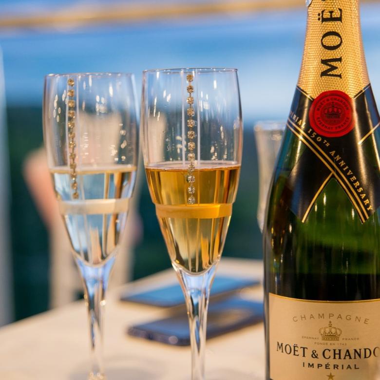 Grattis på födelsedagen med champagne pussel på nätet