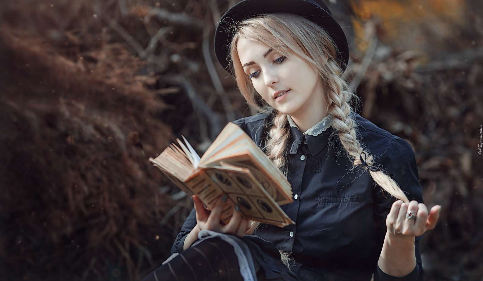 blond med flätor som läser en bok pussel på nätet