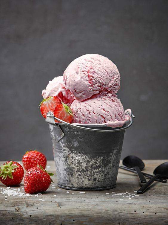 Ведро клубничного мороженого онлайн-пазл