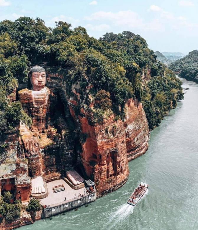 Marele Buddha din Leshan, China. puzzle online