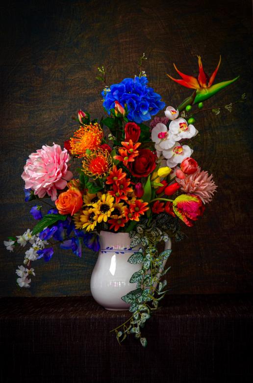 Un hermoso jarrón lleno de flores. rompecabezas en línea