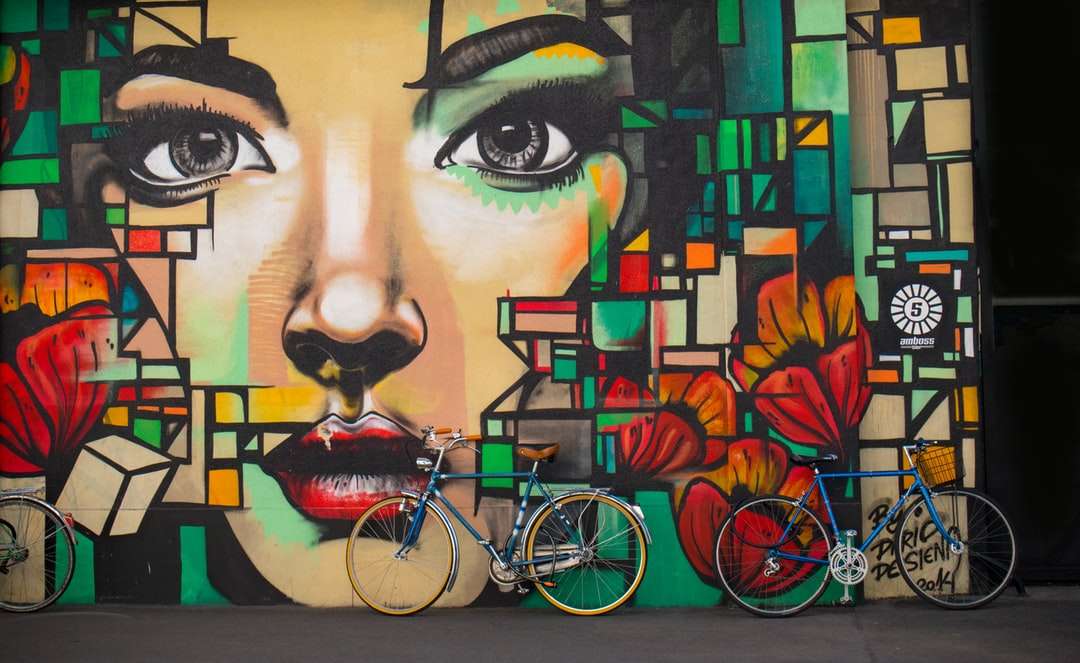 Fahrräder lehnen an der Wand Puzzlespiel online