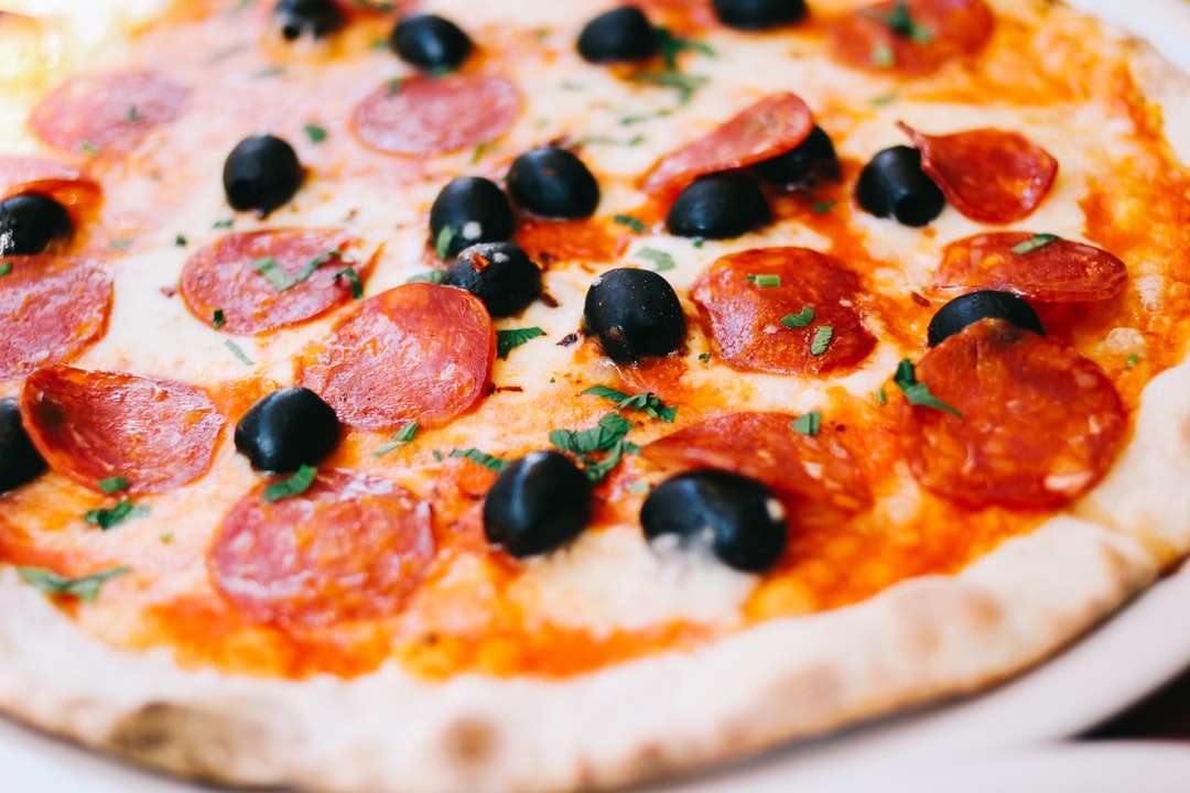 Pizza mit Peperoni und Oliven Online-Puzzle