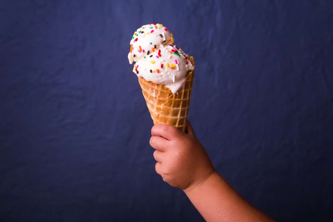 Малыш держит рожок мороженого пазл онлайн