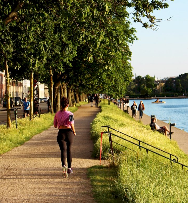 Une femme faisant du jogging dans le parc, puzzle en ligne