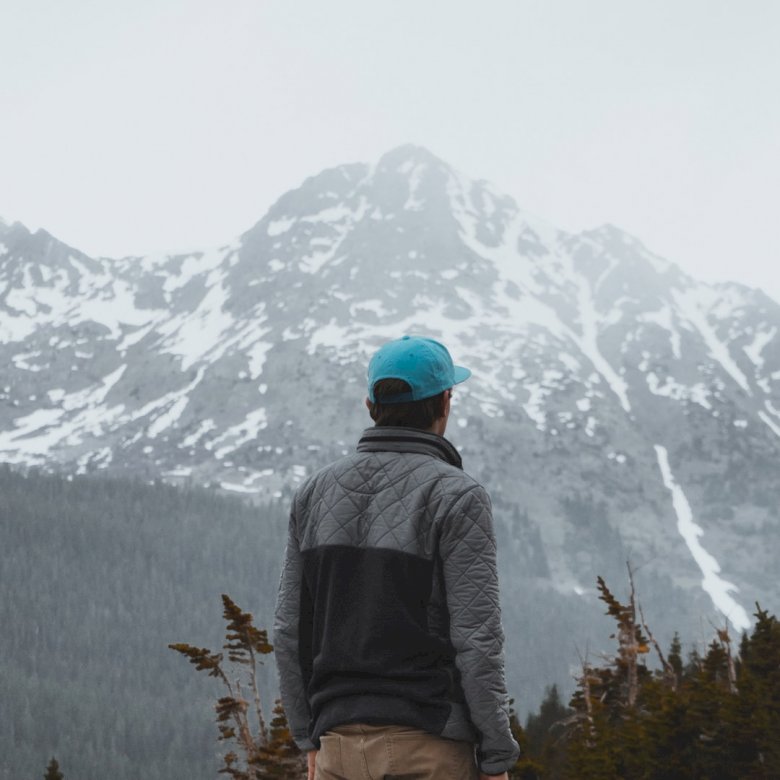 Un bărbat privește un munte înzăpezit puzzle online