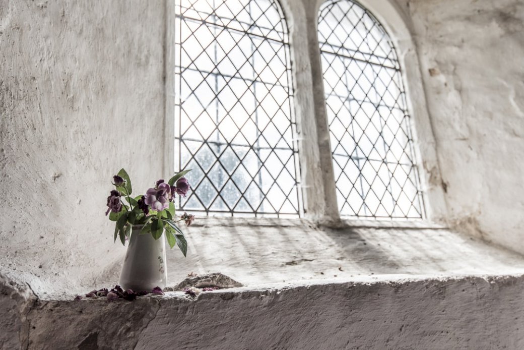 Váza s květinami na okně online puzzle