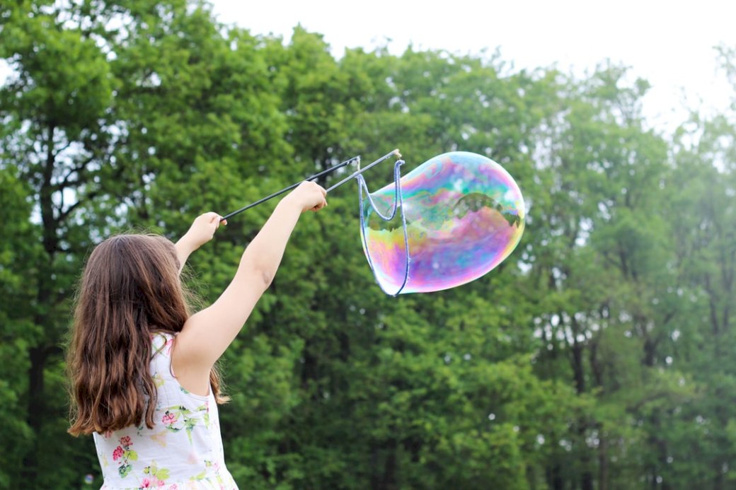 Flicka som gör stora bubblor Pussel online