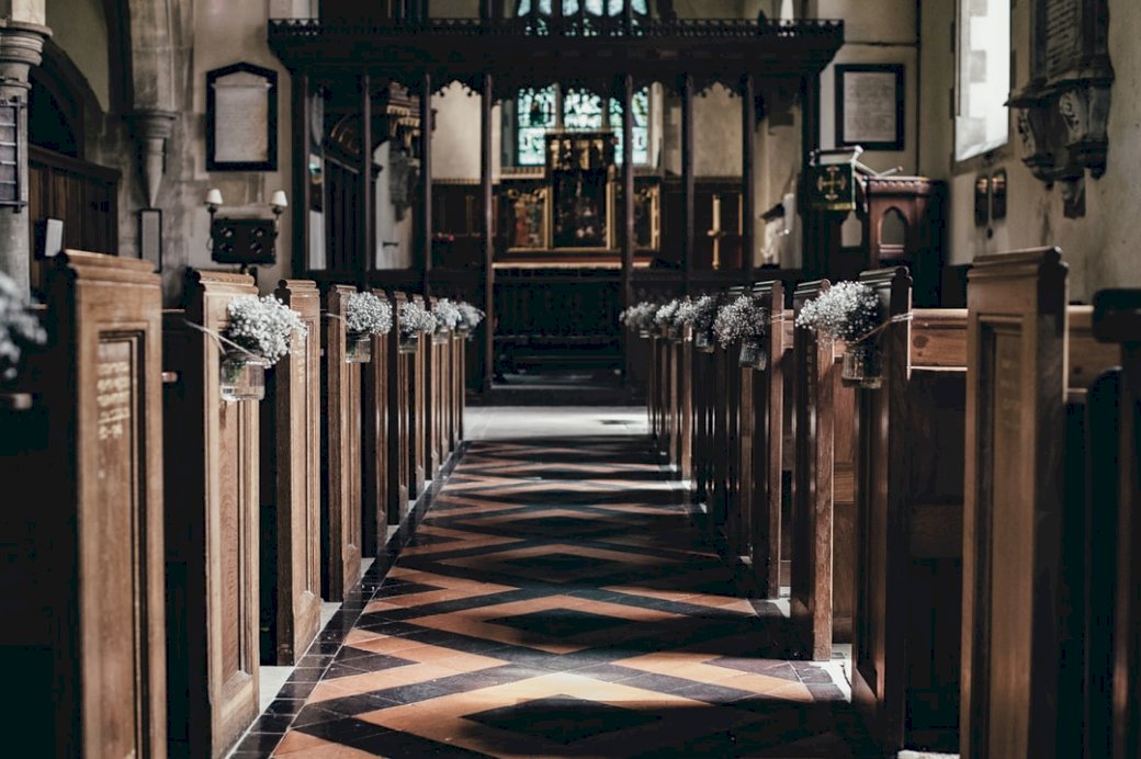 Γαμήλιος διάδρομος σε μια παλιά εκκλησία παζλ online