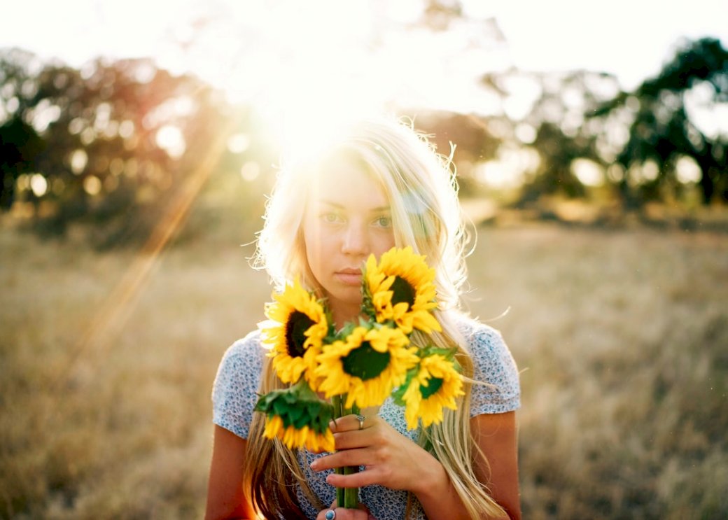 Frau mit Sonnenblumen Puzzlespiel online