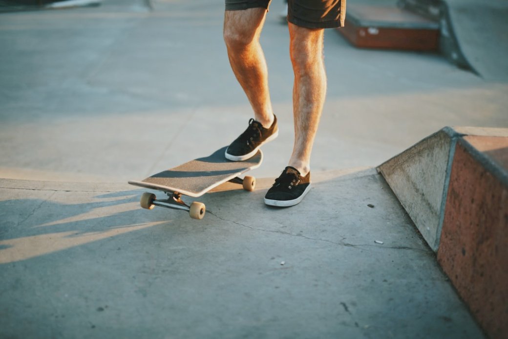 Mann und Skateboard in der Abenddämmerung Online-Puzzle